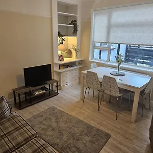 Apartment Retreat - 2 Bedroom, Leigh-on-Sea