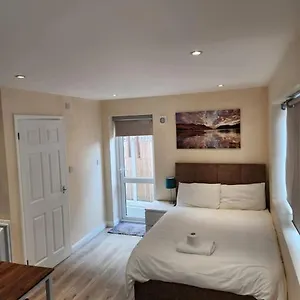 Apartment Beautiful Private En-suite With Its Own Entry, Bexleyheath